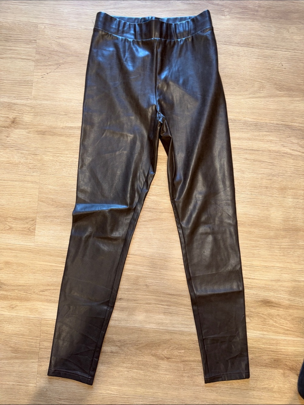 Shiny Faux Leather Leggings in Brown